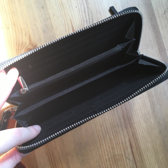 T Tahari wristlet purse - Picture 3 of 4